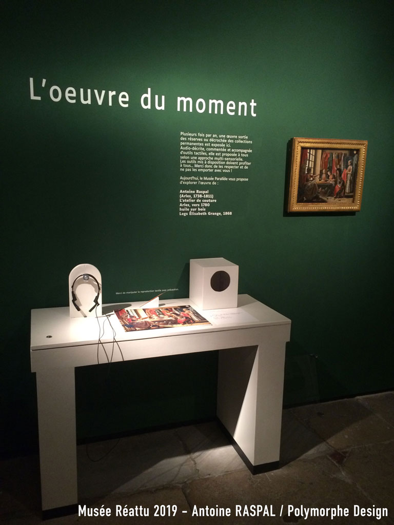 Dispositif multi-sensoriel : image tactile, objets à toucher, audiodescrption